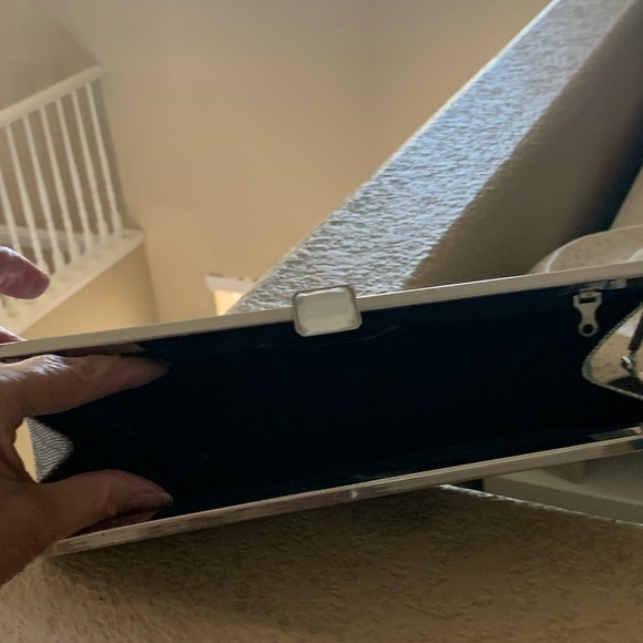 Women’s silver clutch. - Picture 3 of 3
